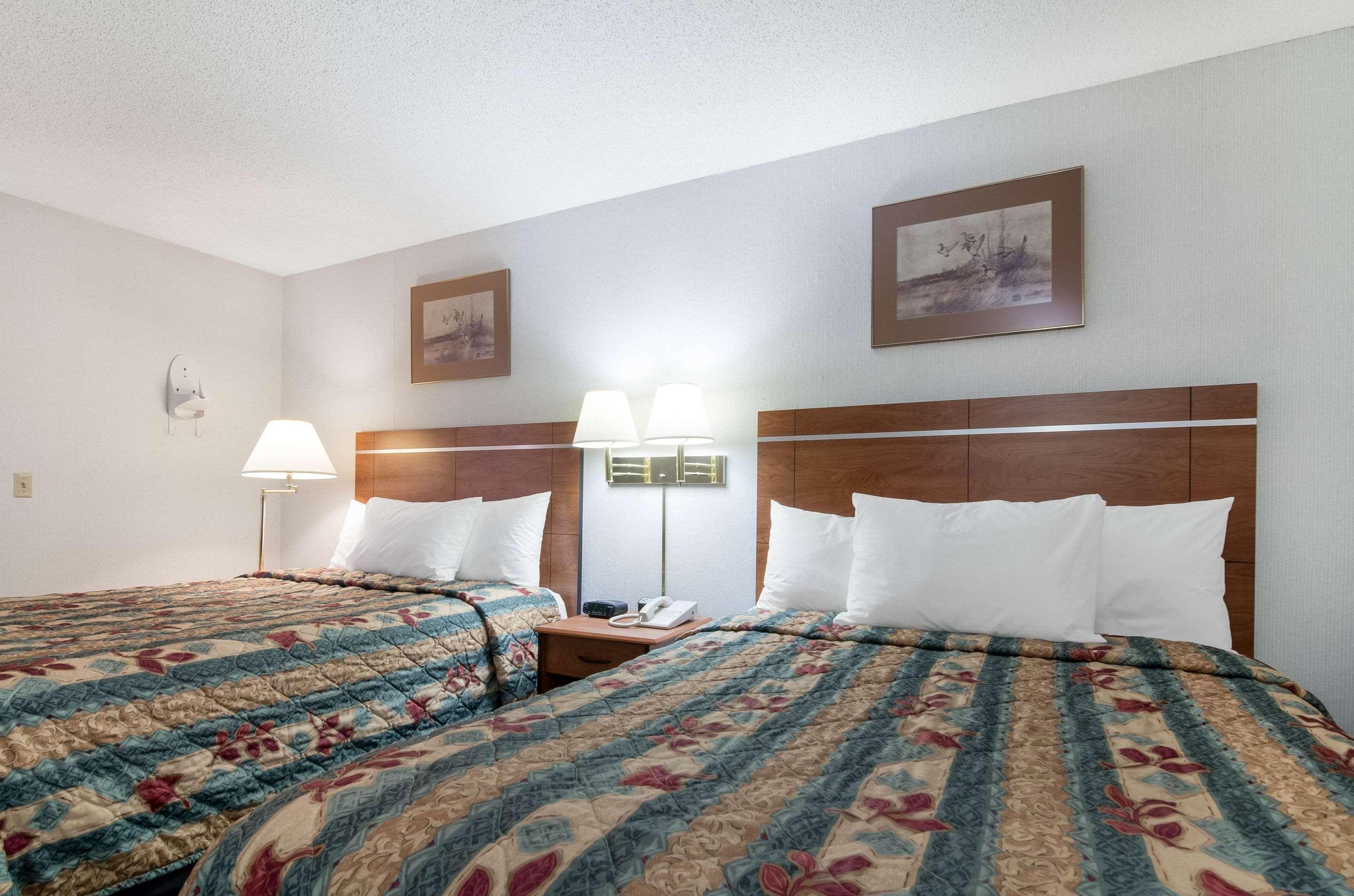 Econo Lodge Эмпория Экстерьер фото