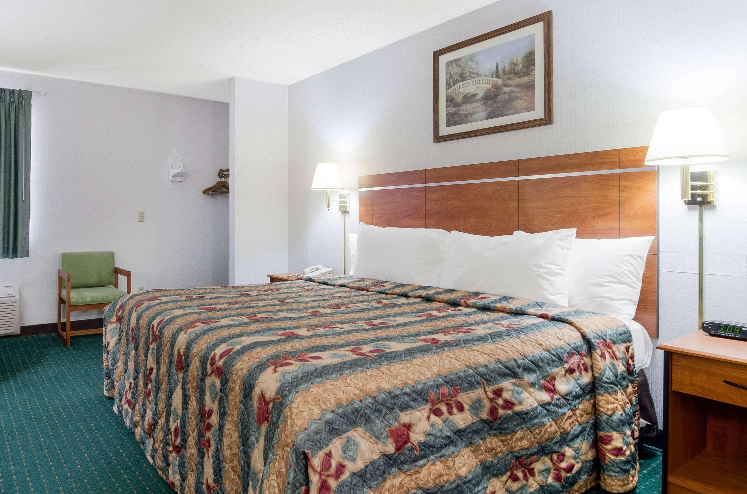 Econo Lodge Эмпория Экстерьер фото