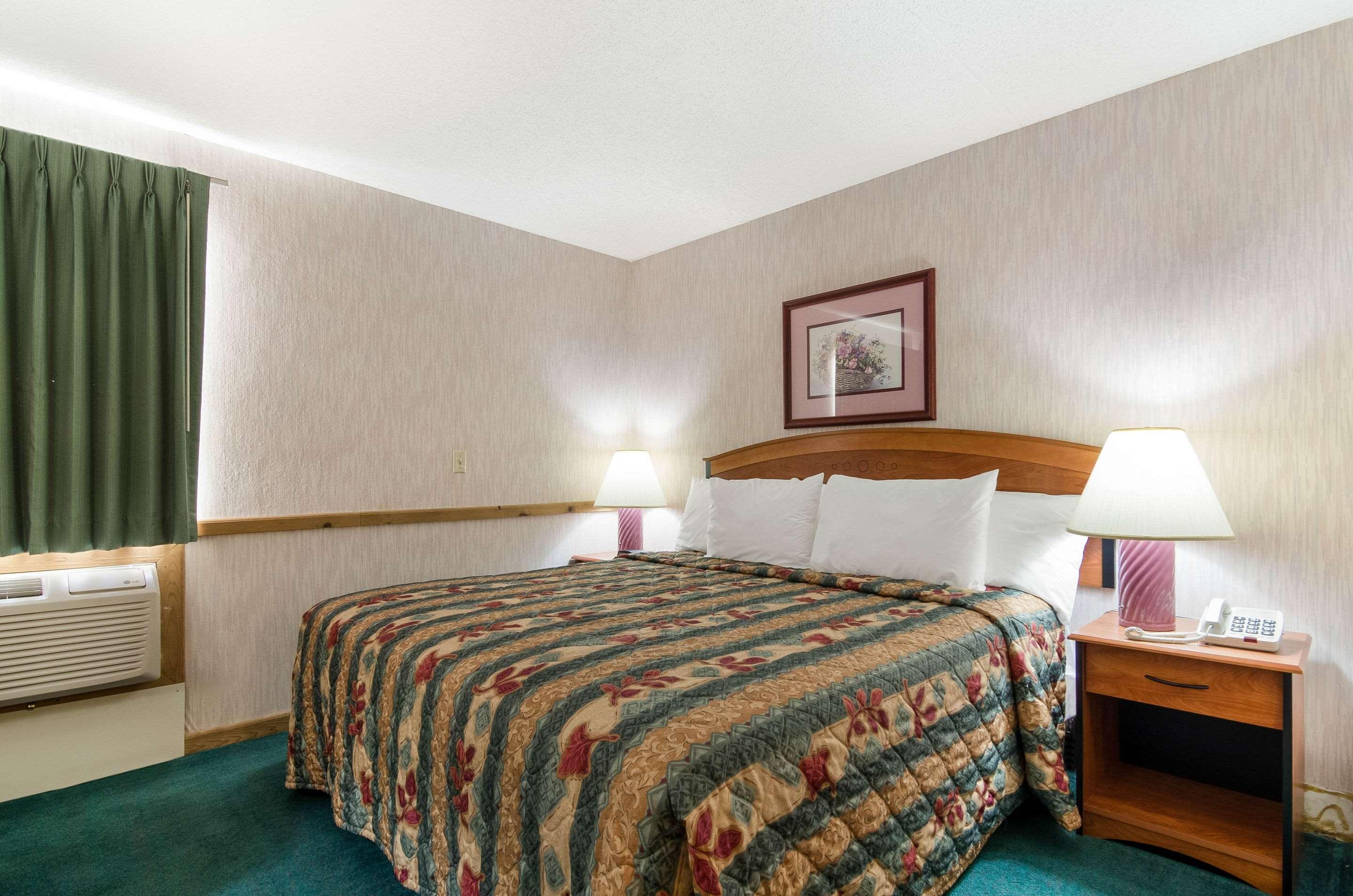 Econo Lodge Эмпория Экстерьер фото