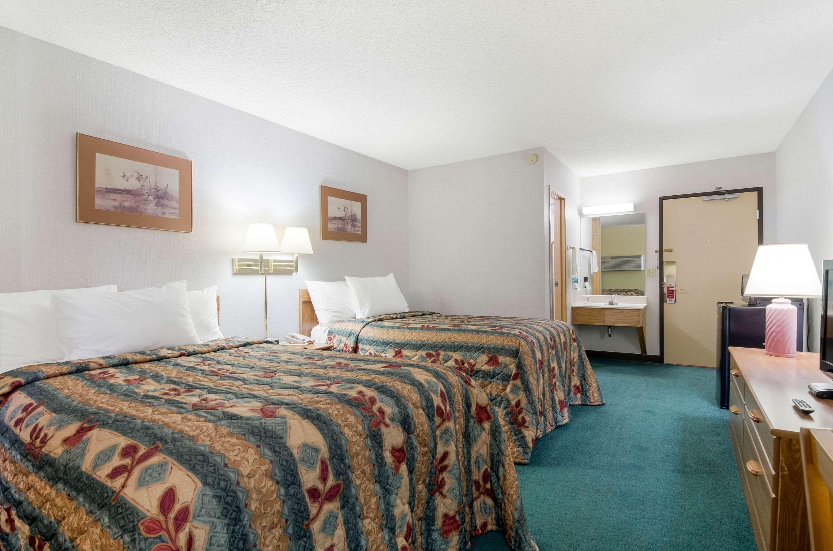 Econo Lodge Эмпория Экстерьер фото