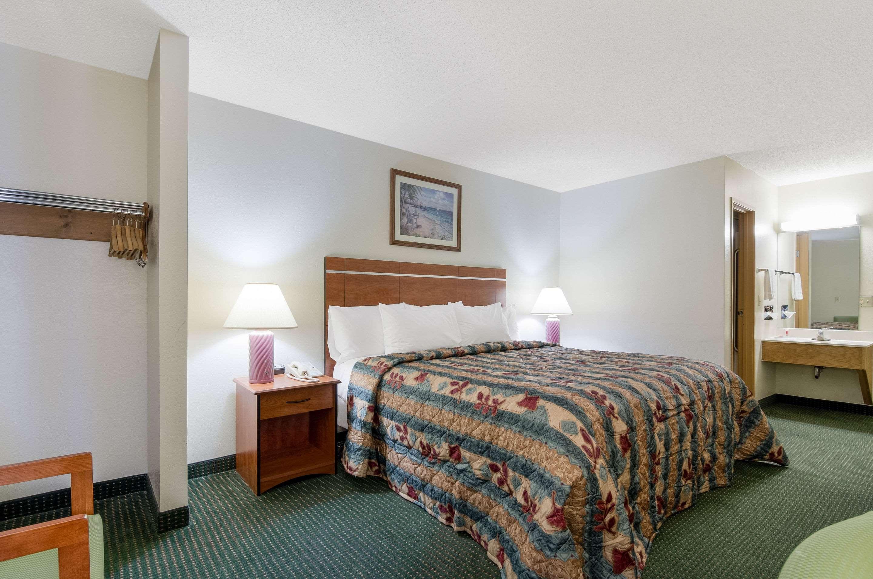Econo Lodge Эмпория Экстерьер фото