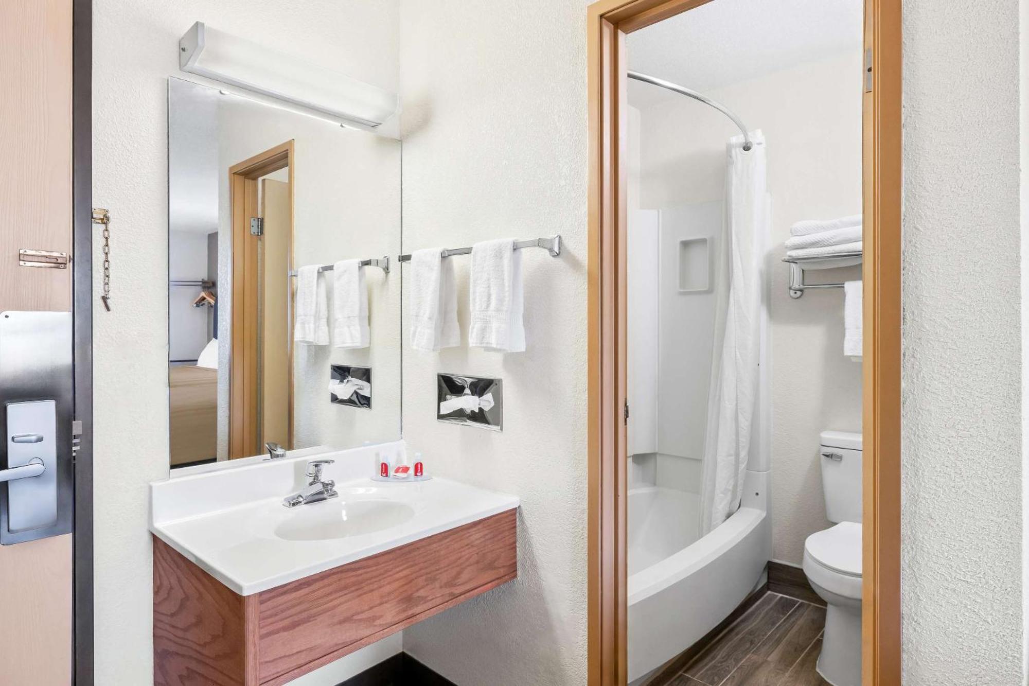 Econo Lodge Эмпория Экстерьер фото