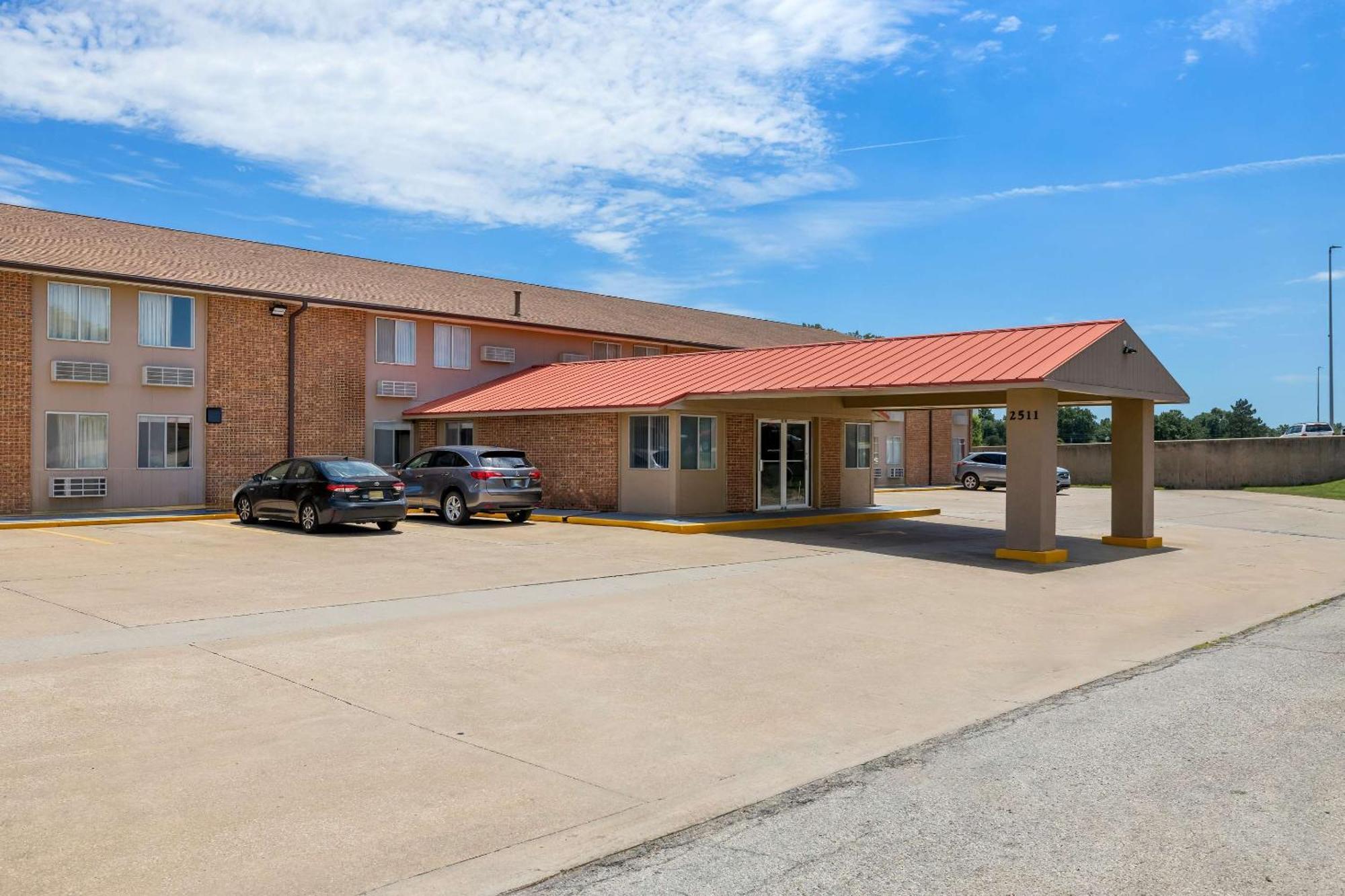 Econo Lodge Эмпория Экстерьер фото